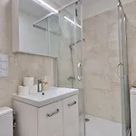 Mango Lu Z Balkonem, Plaza 300M