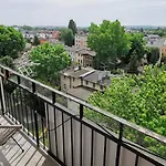 Mango Lu Z Balkonem, Plaza 300M